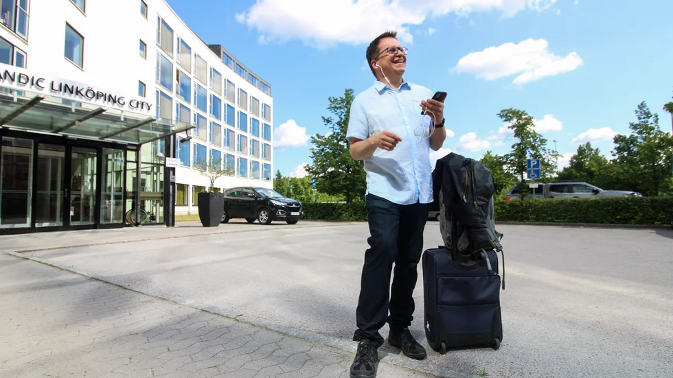 Telefonen ringer i ett hos Peter Sjölund under tisdagen.