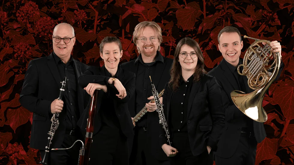 Blåsarkvintetten består av Magnus Dungner (klarinett), 
Alice Quayle (fagott), Lars Linna (flöjt), Gabriela Dogaru (oboe) samt Jacob Maczynski (horn).