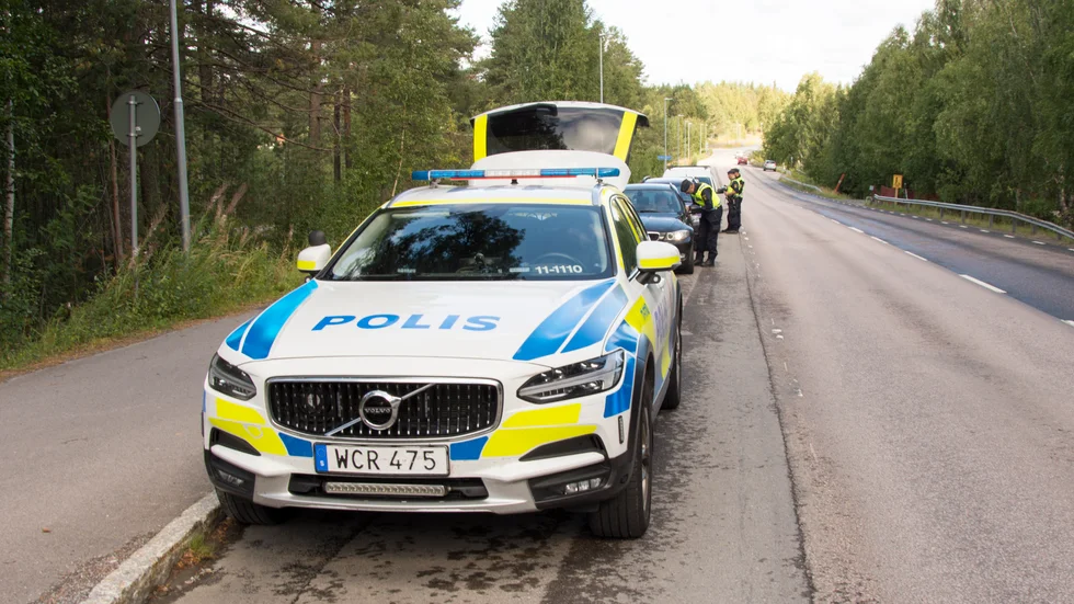 Här, i Sinksundsbacken, finns pengar att tjäna till statskassan, skriver Carsten Ryytty. Och som bilden visar förekommer det hastighetskontroller där då och då.