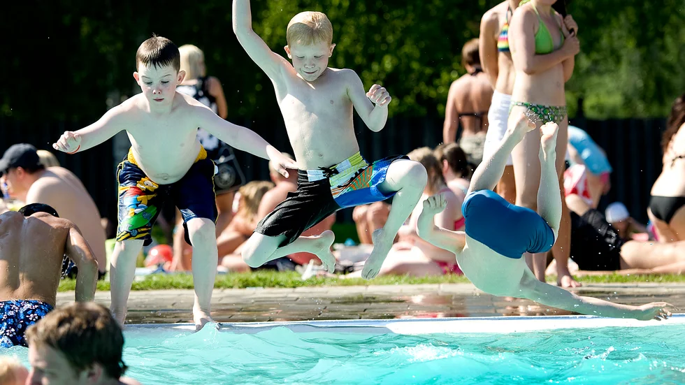 Högst 300 personer släpps in på badområdet samtidigt, efter Luleå kommuns beslut om att ändå öppna de populära utebaden Aronsbadet och Rånepoolen i sommar.