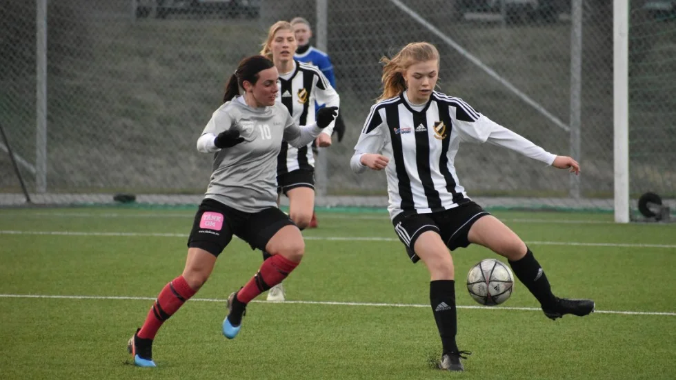 Hanna Hellström, till vänster, i en match för Kenty mot Rimforsa IF. Kommande säsong spelar hon i den svartvita tröjan igen.