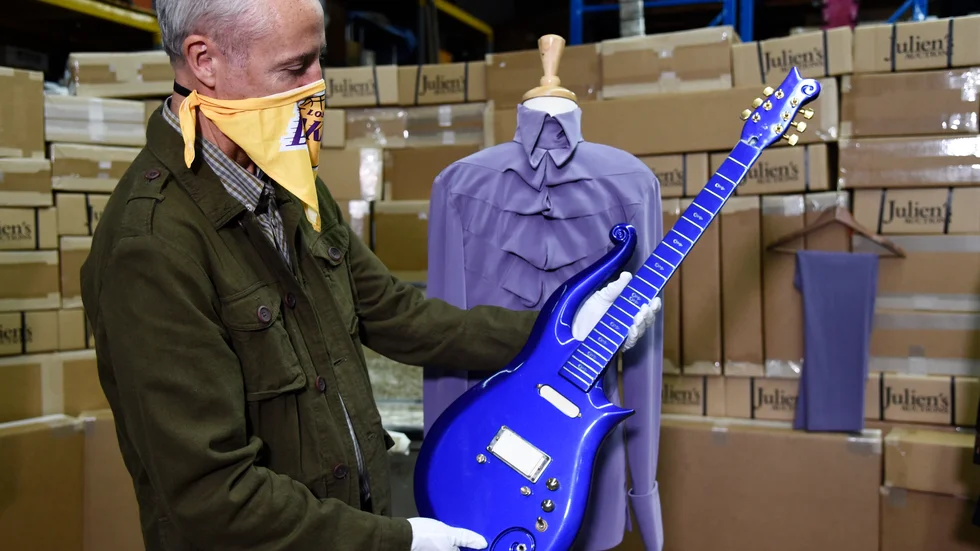 Martin Nolan vid Julian's Auctions visar upp gitarren som ska auktioneras ut.