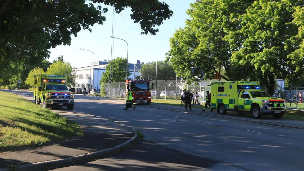 En mopedförare fick föras till sjukhus för kontroll.  
