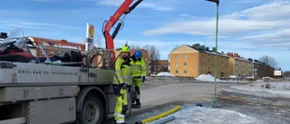 Bil i hög fart mejade ner stolpe