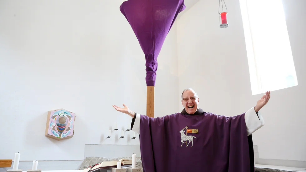 Det är en sorg Fader Charles Talley i katolska kyrkan i Visby att gå in i stilla veckan och möta påsken utan att ha sin församling omkring sig. Men hälsan är viktigast, betonar Fader Charles och hälsar alla välkomna till mässorna på nätet.