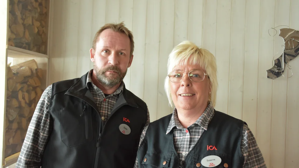 Handlarna Stefan Olsson och Susanne Bodén på Ica Kvantum försäkrar att det finns gott om varor. Leveranserna hinner däremot inte med när kunder hamstrar. 