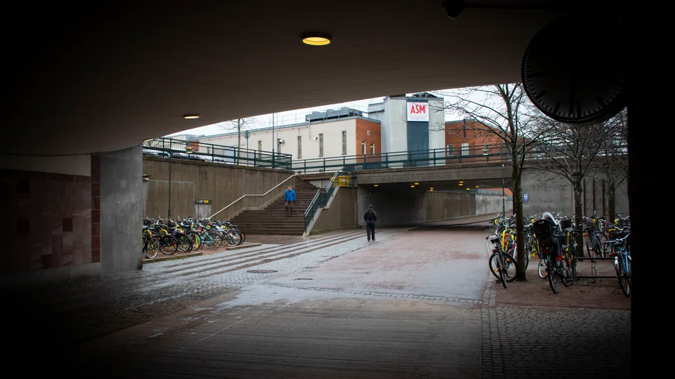 Som skäl för en överklagan uppges att övervakningsfilmen från gångtunneln på stationen inte var i brottsplatsens direkta närhet – det vill säga bron på bilden.