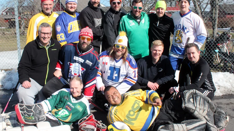 För två år sedan lirades det landhockey på Tegelvikens tennisbana. En återträff som i år firar 20 år i Motala och Påskasmällen, som den kallas, ska bli av i år också.