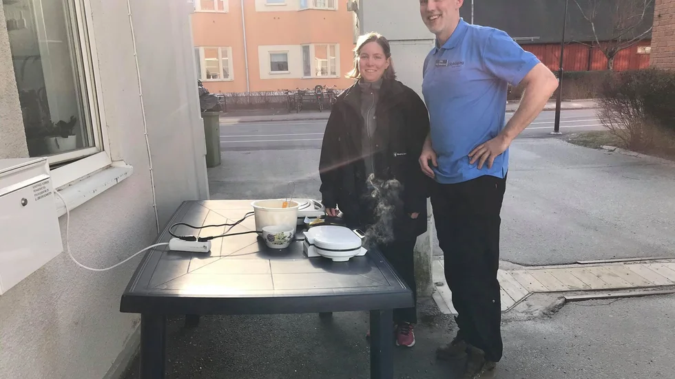Hanna Lagerlund och Erik Bohlin gräddar våfflor till arbetskamraterna på rehabenheten. 