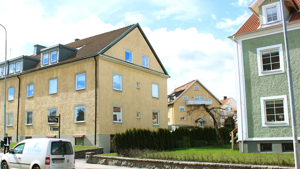På innergården bakom det gula huset vill fastighetsägaren bygga ett hus med 10–12 lägenheter.