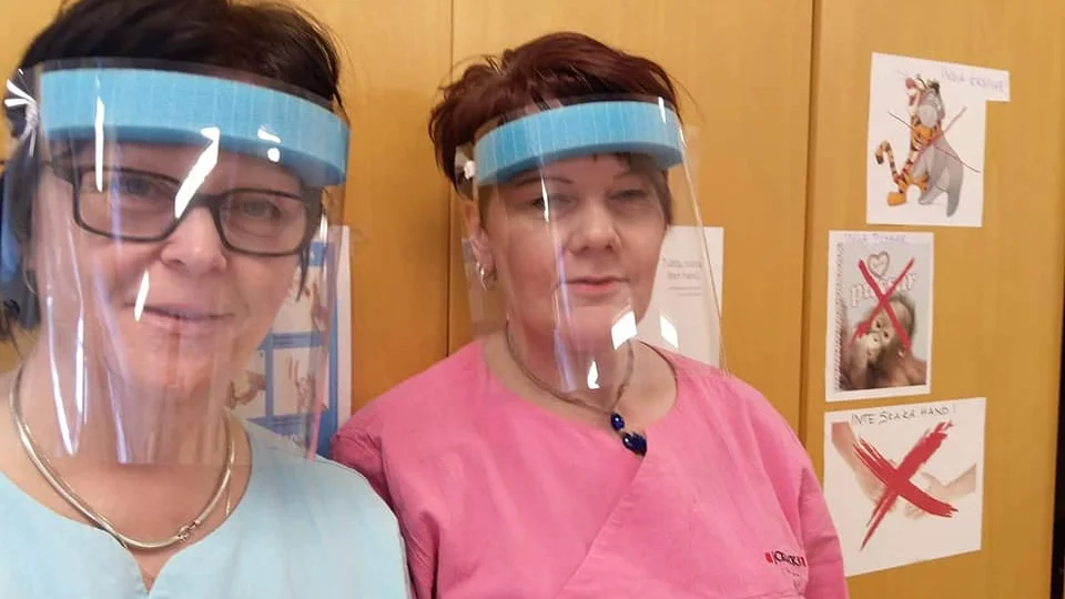 Verksamhetsledarna på Jokkmokks Dagcenter Britt Svanström och Annalena Nilsson Saulo med engångsvisiren.