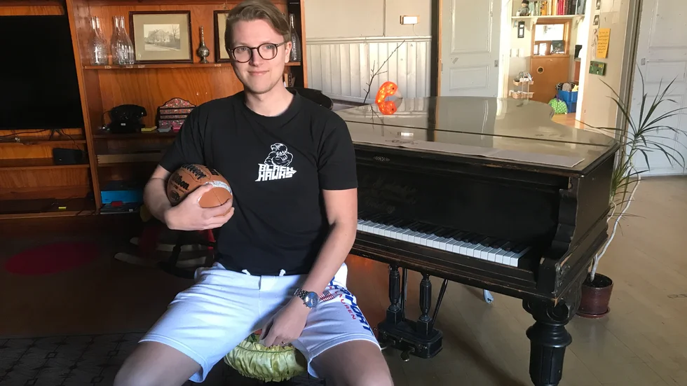 Pianisten som tog på sig hjälmen. Vadstenakillen Allan Holmberg spelar gärna på sin flygel, men de senaste två åren har han hittat något nytt att brinna för. Möt honom i Sportsnack, som quarterback i Vadstena-Motala Blackhawks.