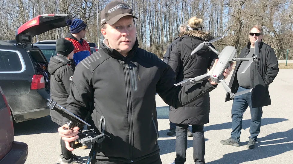 Mattias Blückert anlände till Strängnäs med en drönare.