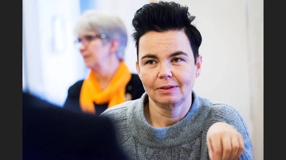 Vänsterpolitikern Anna Kumpula-Kostet har tagit flyget från Pajala till Luleå för uppdrag i regionhuset. "Jag uppmanar till att använda det regionala flyget.", säger hon.
