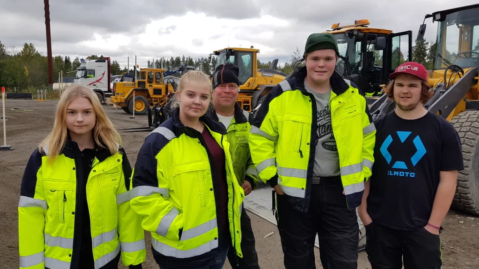 Fordons- och transporteleverna Julia Nilsson, Alva Nilsson, Anton Mikaelsson och Albert Mörtsell är glada över att ha blivit nominerade till Årets Transportskola. I mitten tittar transportläraren Robert Broman fram. 