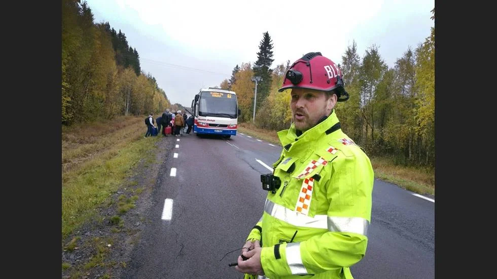 Yttre befäl Bo-Lennart Björklund. Tågresenärerna kliver på bussen till Kiruna i bakgrunden.