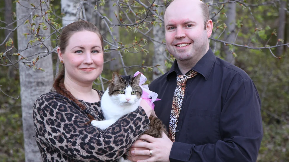 Paret Emelie Hedlund och Andreas Eriksson, här med företagskatten Zafir, tar över tidningen Kattliv.