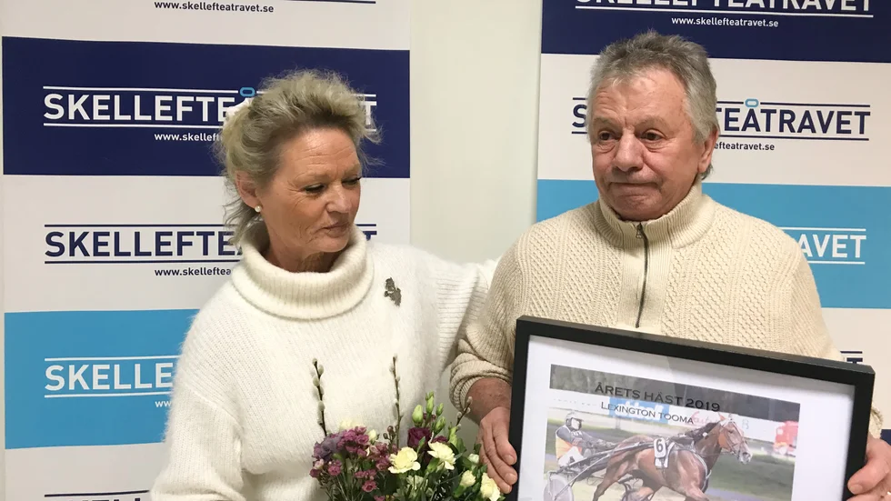 Ulla-Britt Lindahl och Carl-Evert Johansson efter att Lexington Tooma utsetts till årets häst på Skellefteåtravet.