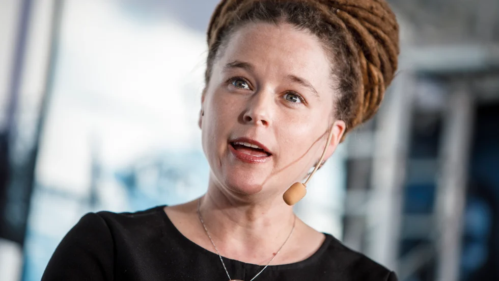 Kulturminister Amanda Lind (MP) har gett Myndigheten för kulturanalys i uppdrag att göra en översyn av den kulturpolitiska styrningens effekter på den konstnärliga friheten.