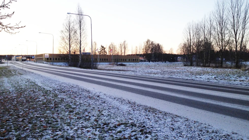 Rondellen byggs ungefär här. Den placeras mitt mellan de två infarter till Anderstorps centrum som finns i dag, och som kommer att tas bort. 