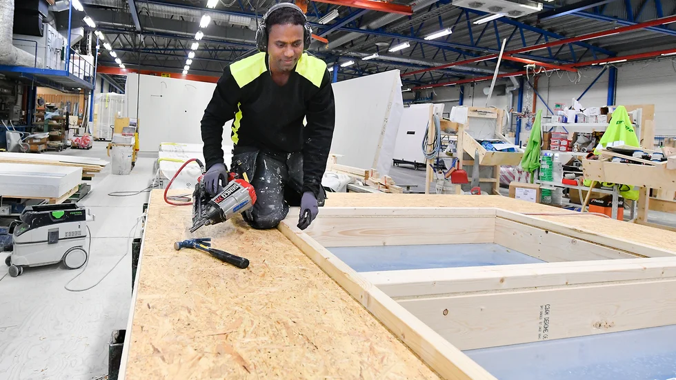 Berhane Tekeste håller på att färdigställa ett golv vid fabriken i Renholmen.