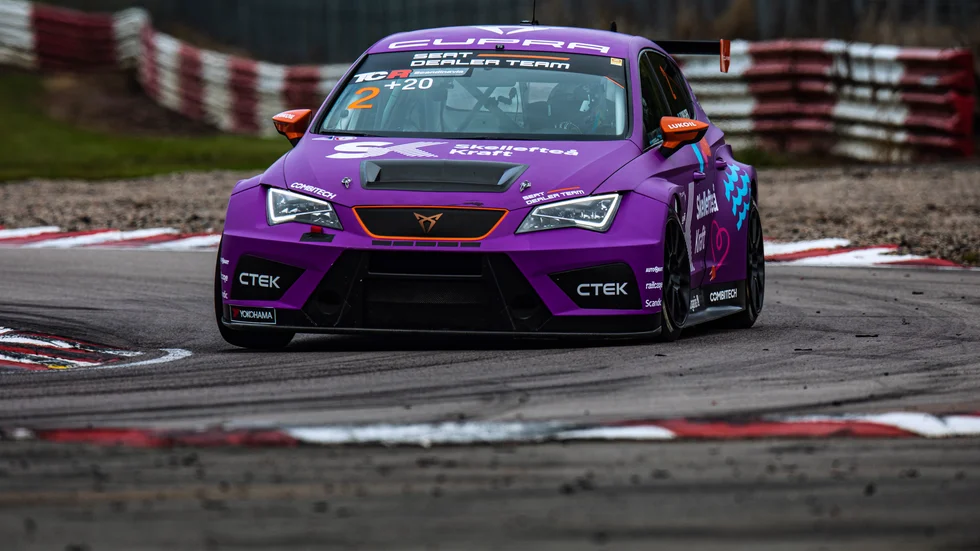 Mästerligt. Robert Dahlgren säkrade TCR-titeln i andra racet. Det var klart tidigt, då konkurrenten Tobias Brink bröt.