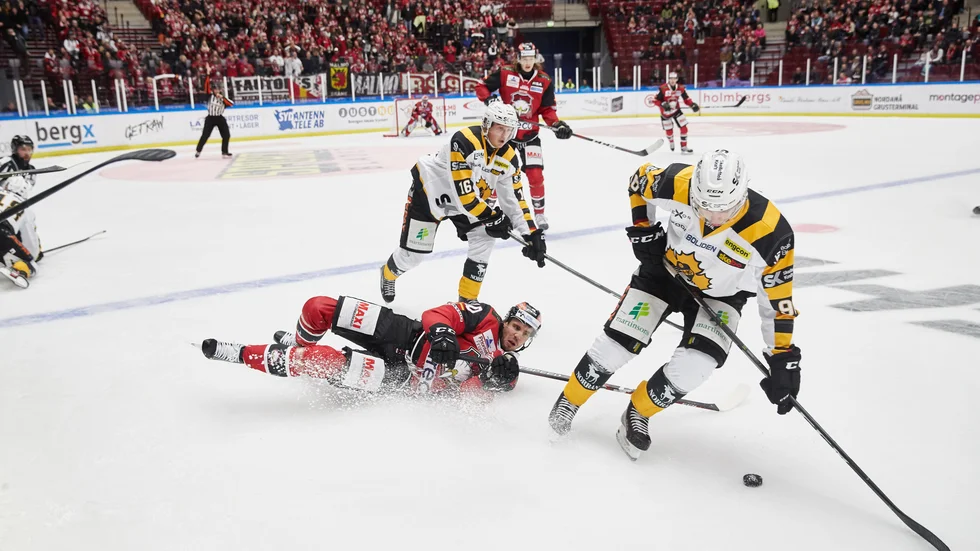 Malmös Jesper Jensen och Skellefteå AIK:s Rickard Hugg under torsdagens ishockeymatch i SHL mellan IF Malmö Redhawks och Skellefteå AIK i Malmö Arena.