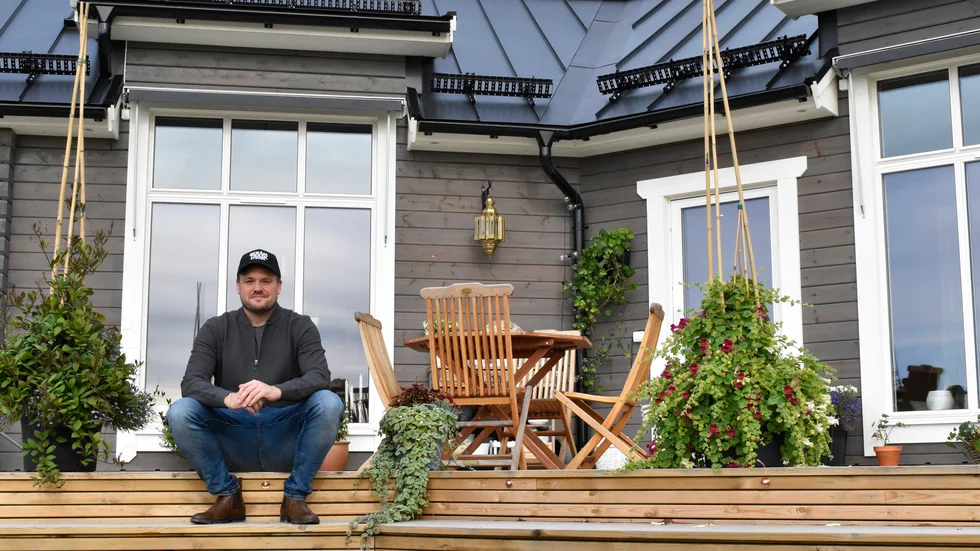 I bakgrunden syns Jörnträhuset Lärkliden som hans pappa och sambo nu flyttat in i. 