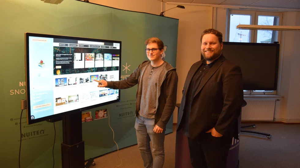 Harry van der Veen (t h) diskuterar utveckling av programvaran Snowflake med kvalitetssäkringsingenjören Tobias Klaus.