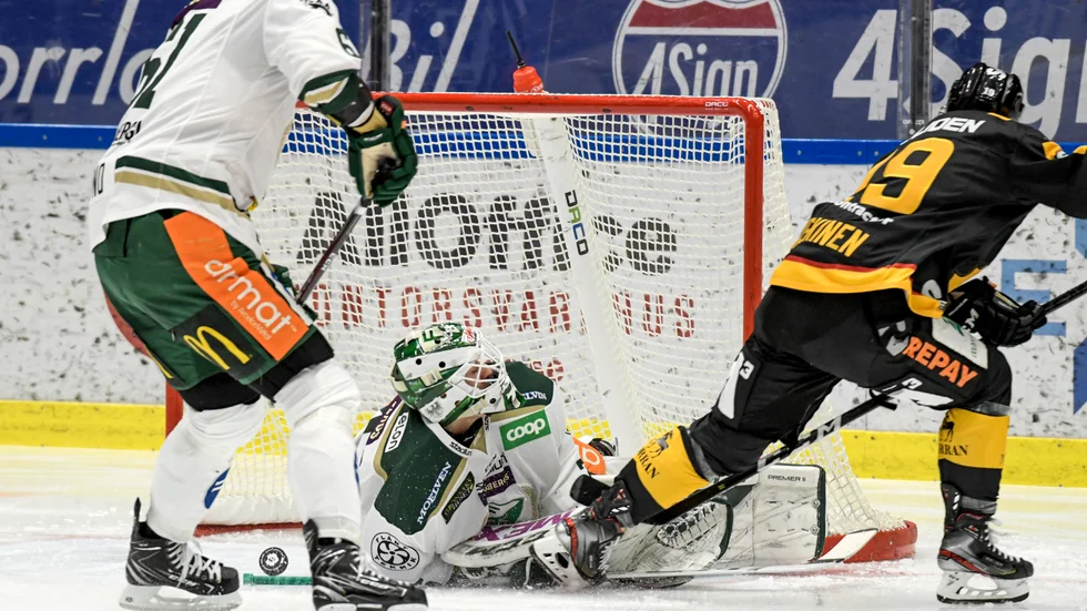Topplaget Färjestad fick se sig besegrade av Thomas Kiiskinens Skellefteå AIK, som bjöd på en femetta i säsongens sista match. 