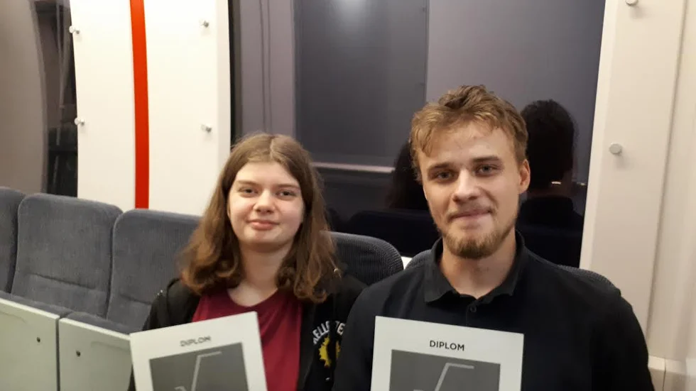Ruth Risberg och Ferdinand Rönngren med sina diplom från matte-SM. Här på väg hem till Skellefteå.