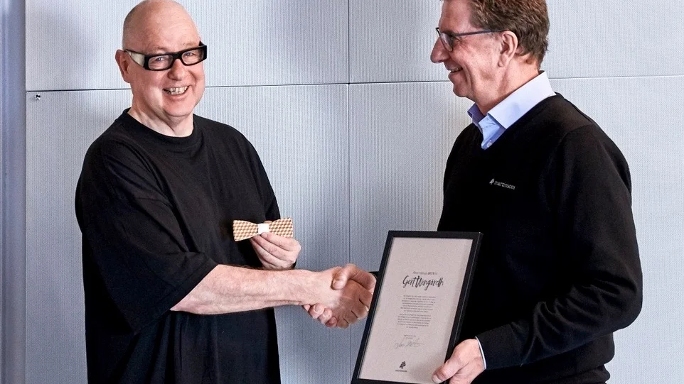 Gert Wingårdh tar emot årets träfluga av Martinsons vd Lars Martinson. 