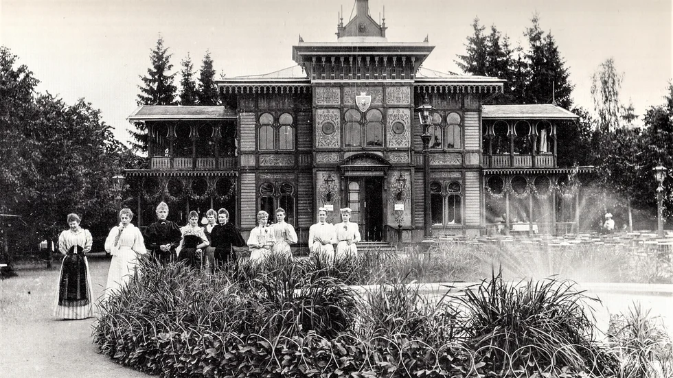 Trädgårdsföreningens restaurang stod färdig i juni 1881. Den ritades av ingenjören Rudolf Ström. På bilden ses sannolikt krögaren Alida Broman omgiven av sin personal.