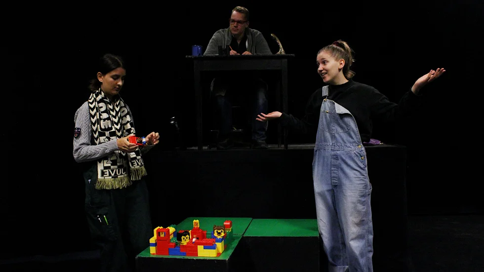 Elsa Rezvani, Pontus Johansson och Frida Einarsson repar just nu inför premiären av "En framrusande natt" som visas på Hallarna 15-17 maj.