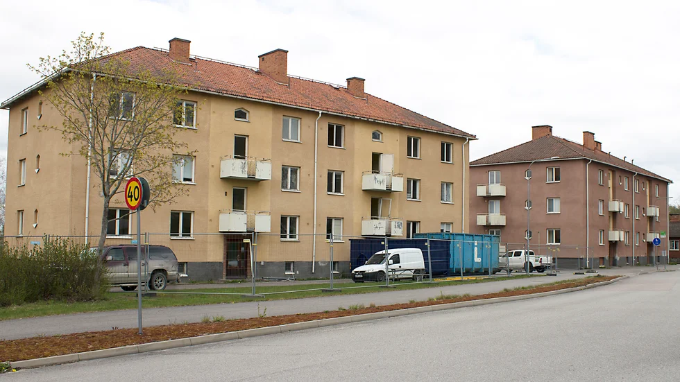 Rivningen av de två fastigheterna på Humlegatan har påbörjats. Den 15 maj väntas den stora grävskopan sätta tänderna i dem. 