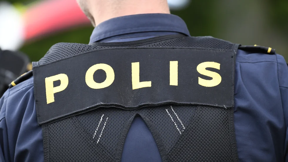 Polisen bar skyddsväst och skadades därför inte av den våldsamme mannens sparkar. Bilden föreställer en annan polis.
