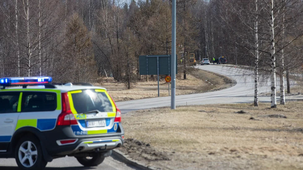 En polisbil stoppade trafiken vid Pitstop.