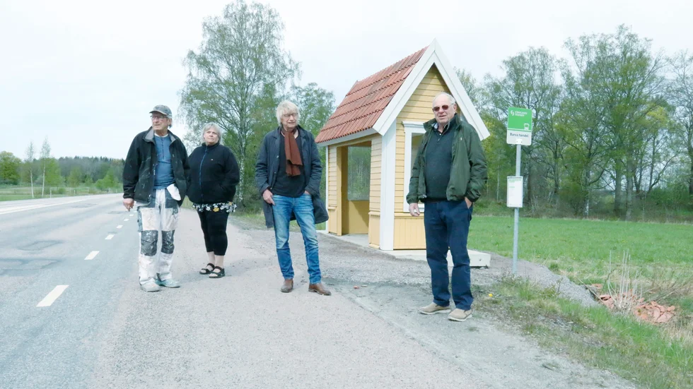 Alla i Barva blev ledsna av synen med gamla busskuren nedvräkt i diket och byggde en ny. "Man måste gå från ord till handling", menar Bertil Zentio, Gittan Lindeberg, Tommy Persson och Gustaf Celsing.