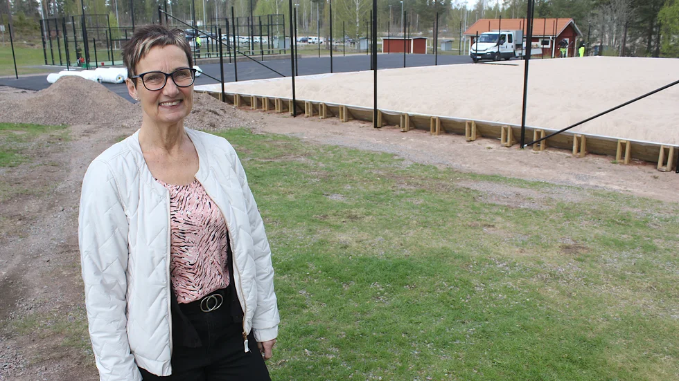 Vid Hagadal satsas nu på både en konstgrästennisplan och en beachhandbollsplan. "Ett riktigt lyft", säger Carola Karlqvist.