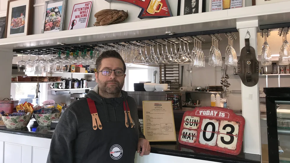 Restaurangen satsar mycket på amerikansk barbecue, men erbjuder även vanliga luncher med husmansrätter.