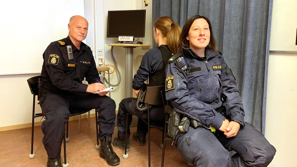 Samtalsträning för poliserna Lina Allmungs och Jenny Johansson, med coachning av instruktören Roger Nyd. 