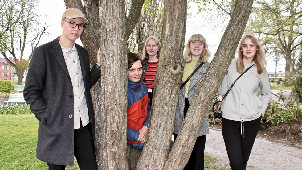 Medlemmarna i Out of Mind beskriver sig som musiknördar som alla tar med sig sina referenser in i den stöpslev som ett ungt rockband under utveckling utgör.