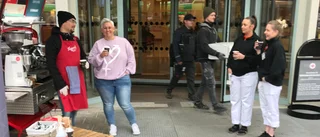 Vårdhjältar bjöds på kaffe: "Blev jätteglada"