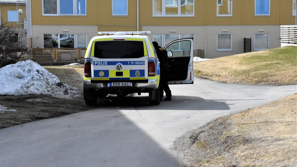 En polis blev kvar en stund efter insatsen för att informera boende om att larmet var falskt.