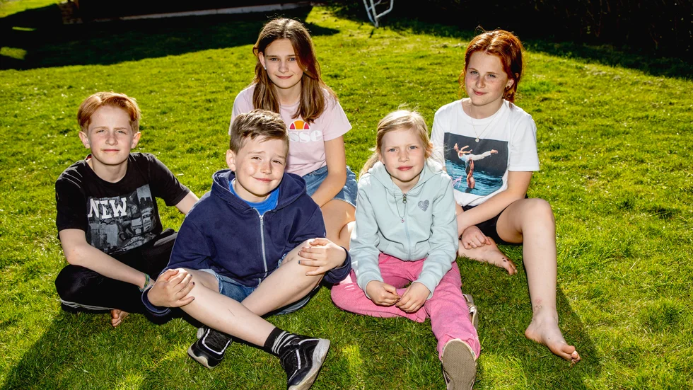 Bakre raden: Millie Lyons och Matilda Wåke. Främre raden: Petter Wåke, Alvin Nygren–Znidar och Thea Alvin Nygren–Znidar.