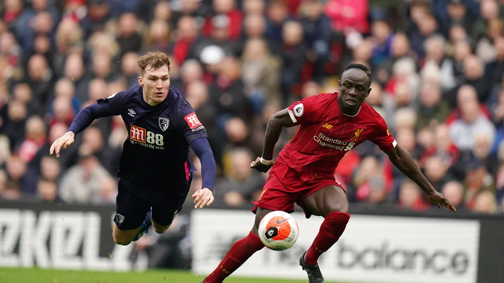 Liverpools Sadio Mané, höger, och Bournemouths Jack Stacey kan möjligen få spela matcher igen i juni. Arkivbild.