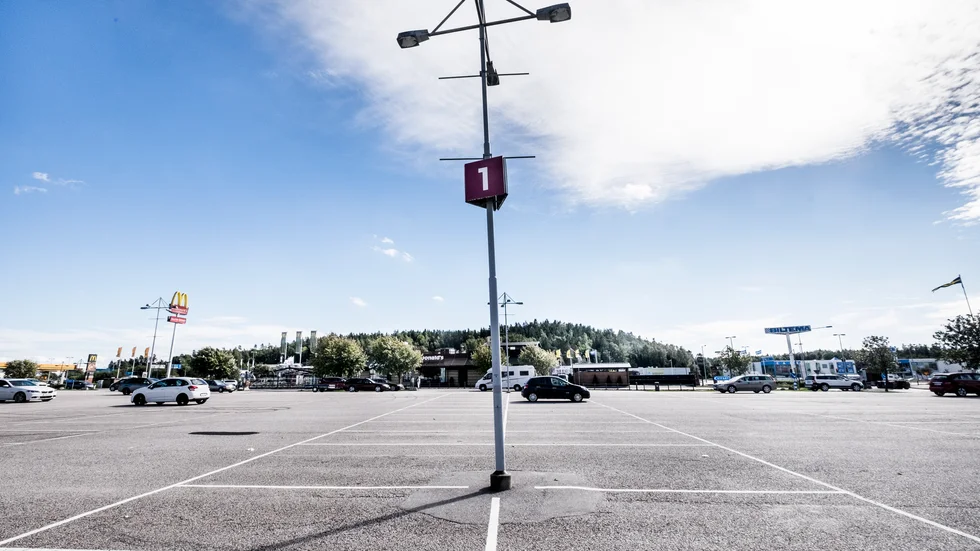 Handeln är en av många delar i näringslivet som har drabbats hårt av coronakrisen. På många ställen gapar butiker och parkeringsplatser tomma.