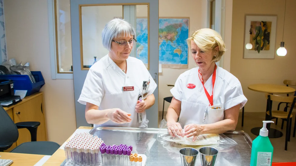 Sjuksköterskan Susanne Öberg och biomedicinska analytikern Margaretha Persson har fullt upp nu i dagarna. 
