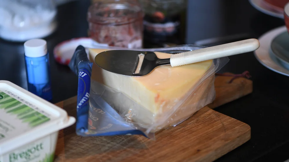 Vi är många som frågar efter norrbottnisk och svensk mat till frukosten, middagsbordet och på restauranger. Nu äntligen ser vi ett trendbrott. Att köpa importerad ost är inte ett hållbart alternativ.
