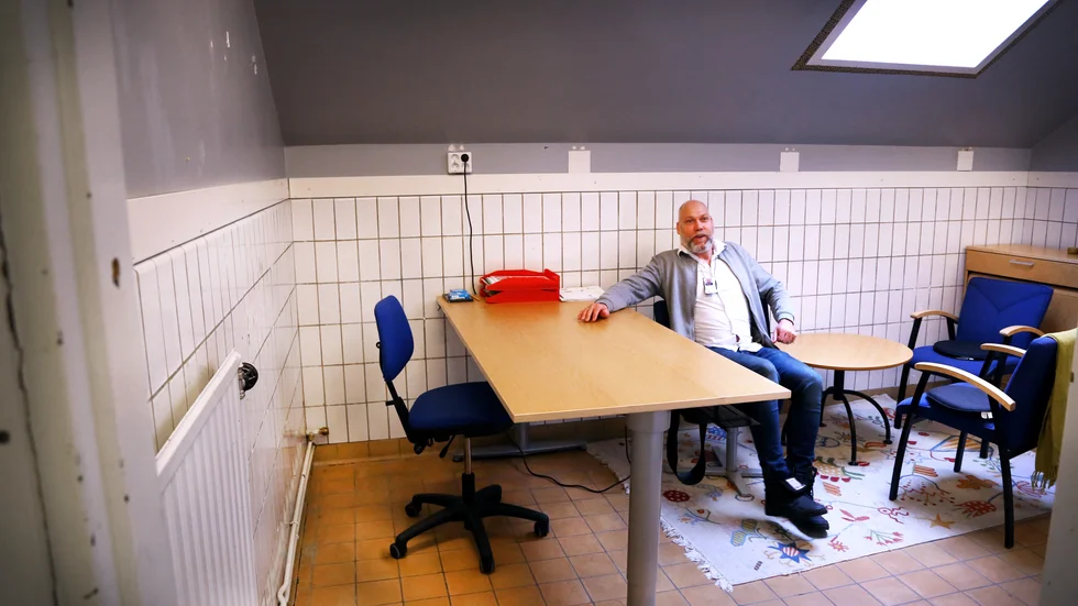 Kuratorns mottagning har inrättats i ett gammalt tvättrum. "Inte bra", konstaterar Alléskolans rektor Per Wessman. En bygg-grupp på skolan listar nu vilka funktioner man vill ha in i ett nybygge.